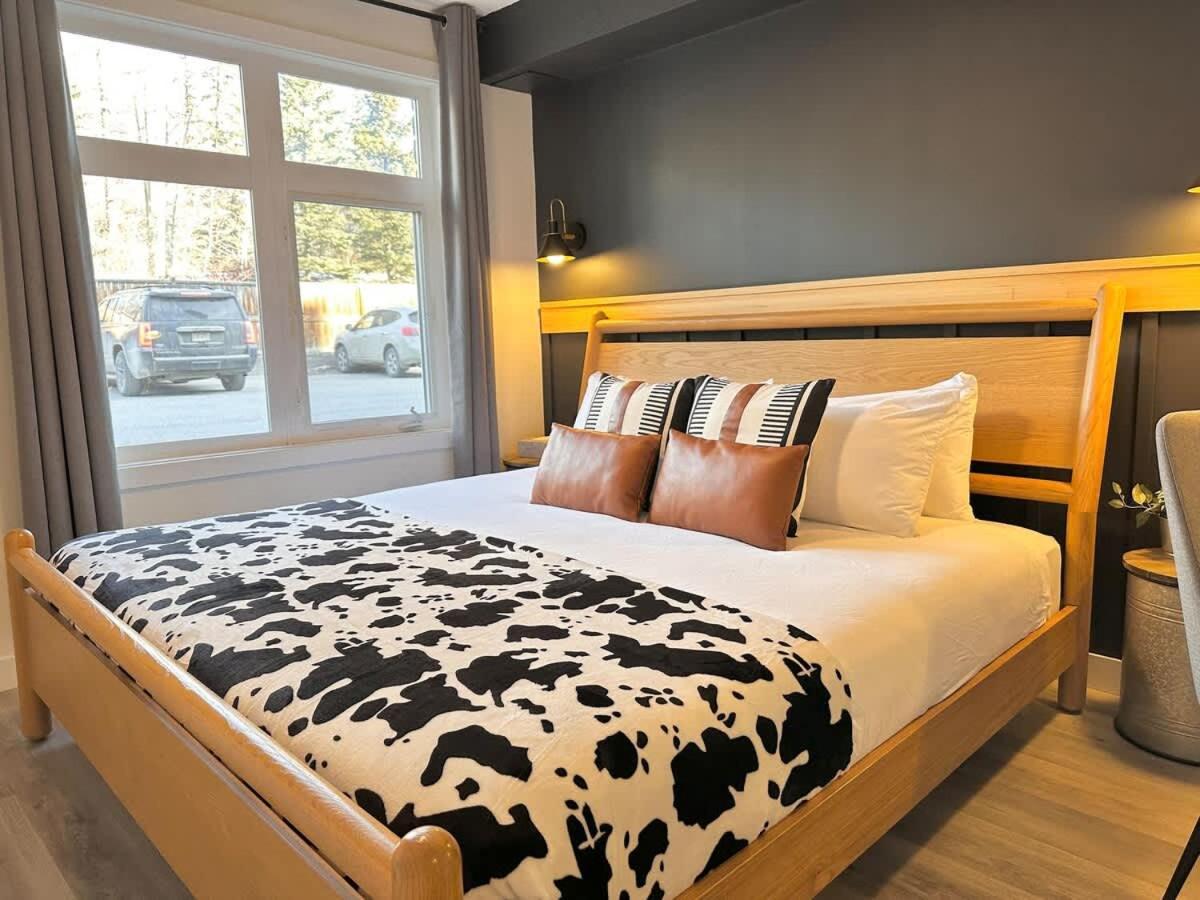 W118 New! Central Canmore- Light Industrial Hotel Room Exterior foto